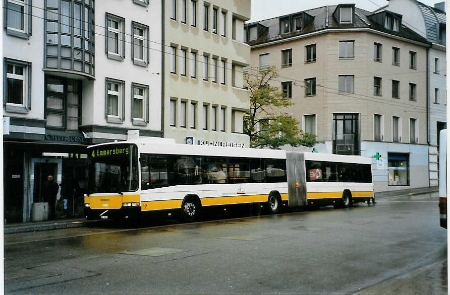 (090'611) - VBSH Schaffhausen - Nr. 19/SH 38'019 - Volvo/Hess am 11. November 2006 beim Bahnhof Schaffhausen