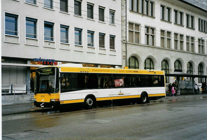 (090'612) - VBSH Schaffhausen - Nr. 32/SH 38'032 - Volvo/Hess am 11. November 2006 beim Bahnhof Schaffhausen