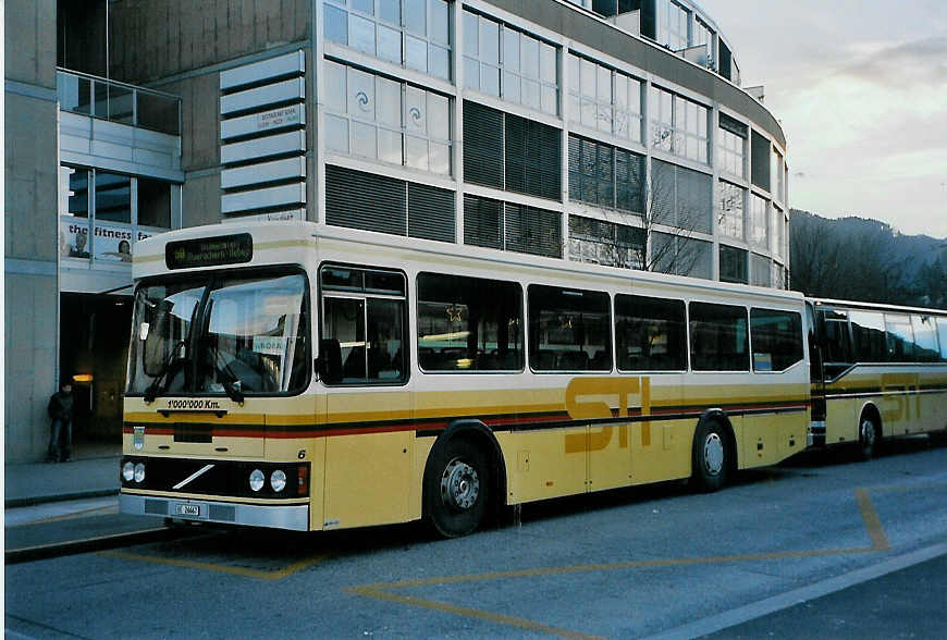 (090'917) - STI Thun - Nr. 6/BE 26'667 - Volvo/FHS (ex TSG Blumenstein Nr. 6) am 8. Dezember 2006 beim Bahnhof Thun