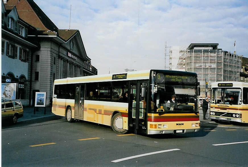 (091'006) - STI Thun - Nr. 11/BE 26'748 - MAN (ex TSG Blumenstein Nr. 2) am 11. Dezember 2006 beim Bahnhof Thun