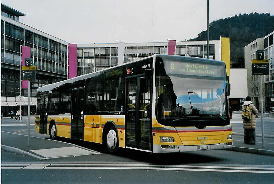 (091'013) - STI Thun - Nr. 111/BE 700'111 - MAN am 11. Dezember 2006 beim Bahnhof Thun