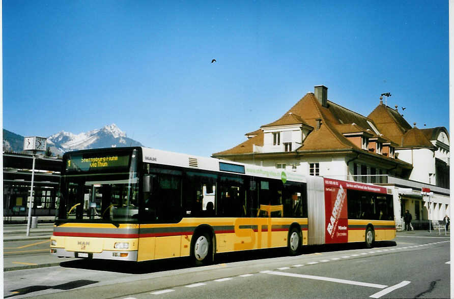 (093'525) - STI Thun - Nr. 107/BE 521'107 - MAN am 2. April 2007 beim Bahnhof Spiez