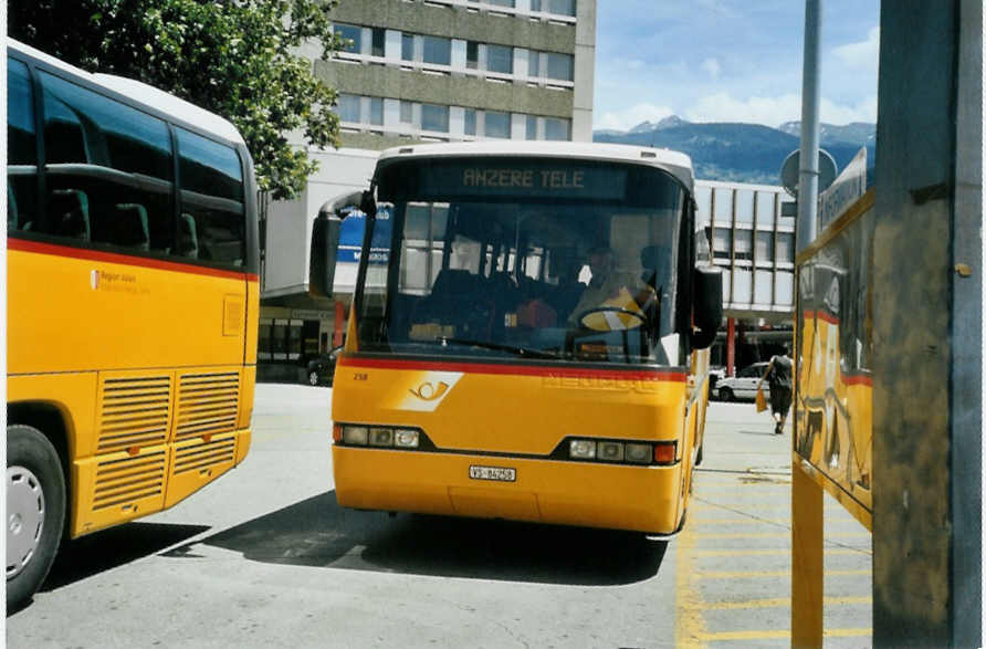 (095'631) - Rey, Ayent - Nr. 258/VS 84'258 - Neoplan am 23. Juni 2007 beim Bahnhof Sion