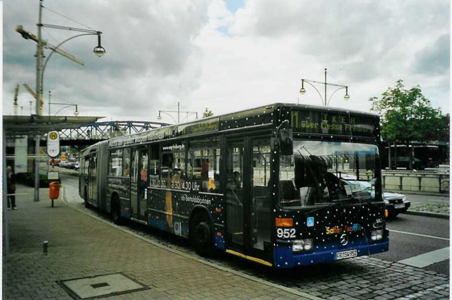 (096'035) - VAG Freiburg - Nr. 952/FR-SW 952 - Mercedes am 9. Juli 2007 beim Bahnhof Freiburg
