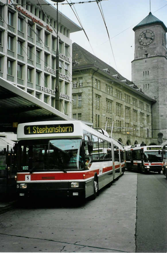 (096'425) - VBSG St. Gallen - Nr. 155 - NAW/Hess Doppelgelenktrolleybus am 21. Juli 2007 beim Bahnhof St. Gallen