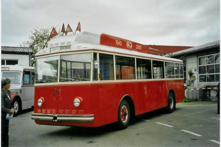 (098'232) - VB Biel - Nr. 21 - Berna/Hess Trolleybus am 1. September 2007 in Bellach, Hess