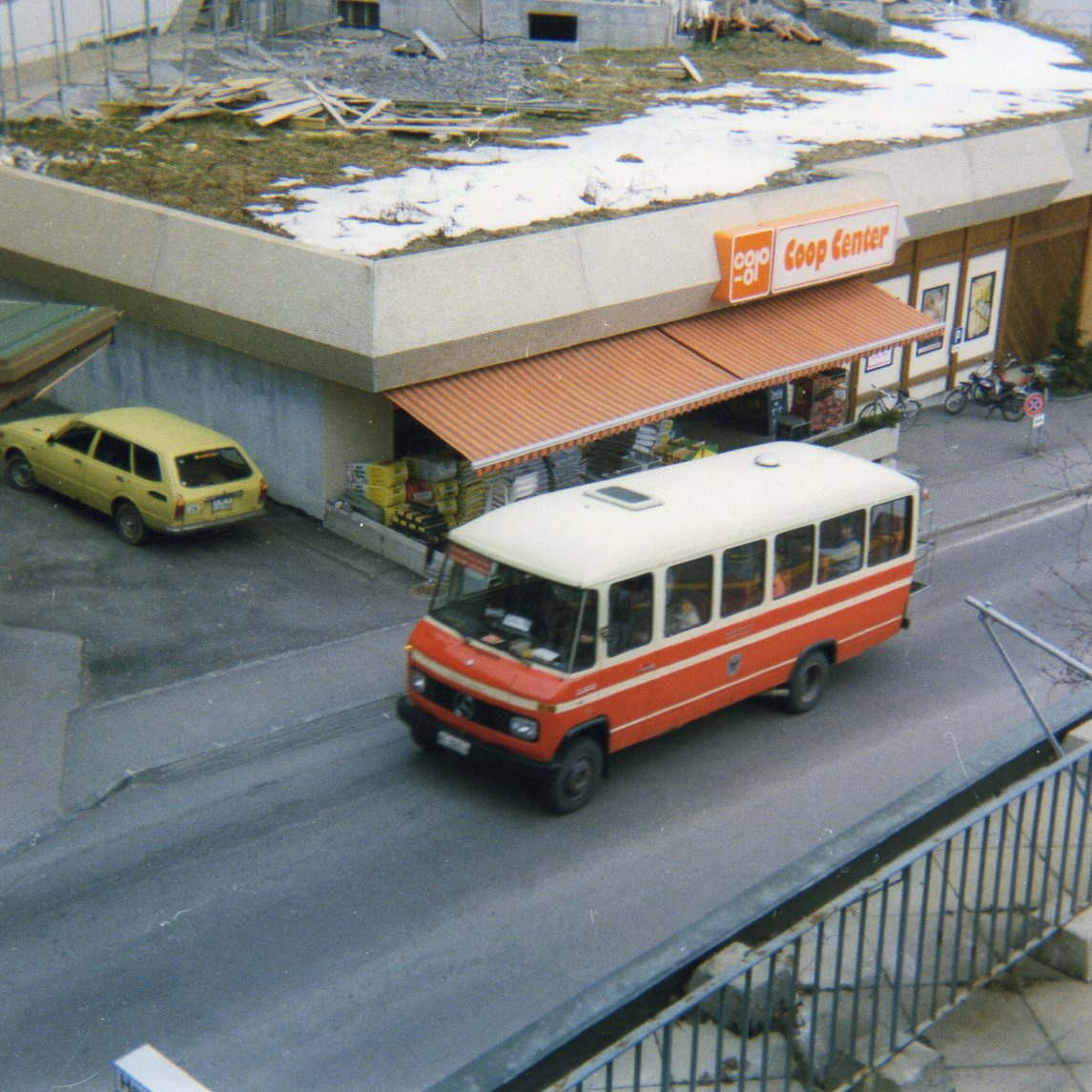 (10-18) - Aus dem Archiv: AFA Adelboden - Nr. 5/BE 26'974 - Mercedes (ex Balmer, Grindelwald) im April 1988 in Adelboden, Landstrasse