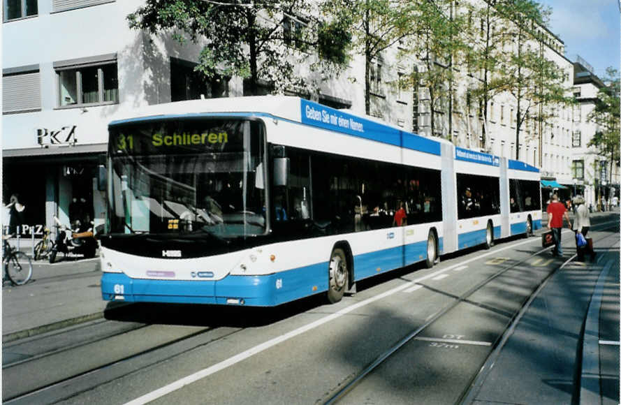 (100'100) - VBZ Zrich - Nr. 61 - Hess/Hess Doppelgelenktrolleybus am 5. Oktober 2007 in Zrich, Lwenplatz