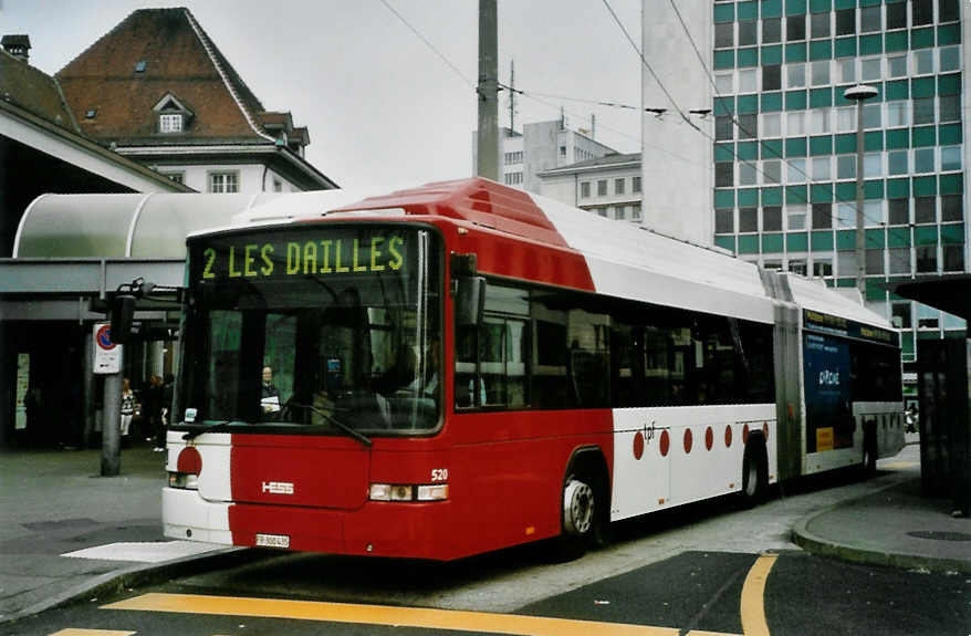 (100'530) - TPF Fribourg - Nr. 520/FR 300'435 - MAN/Hess Gelenkduobus am 27. Oktober 2007 beim Bahnhof Fribourg