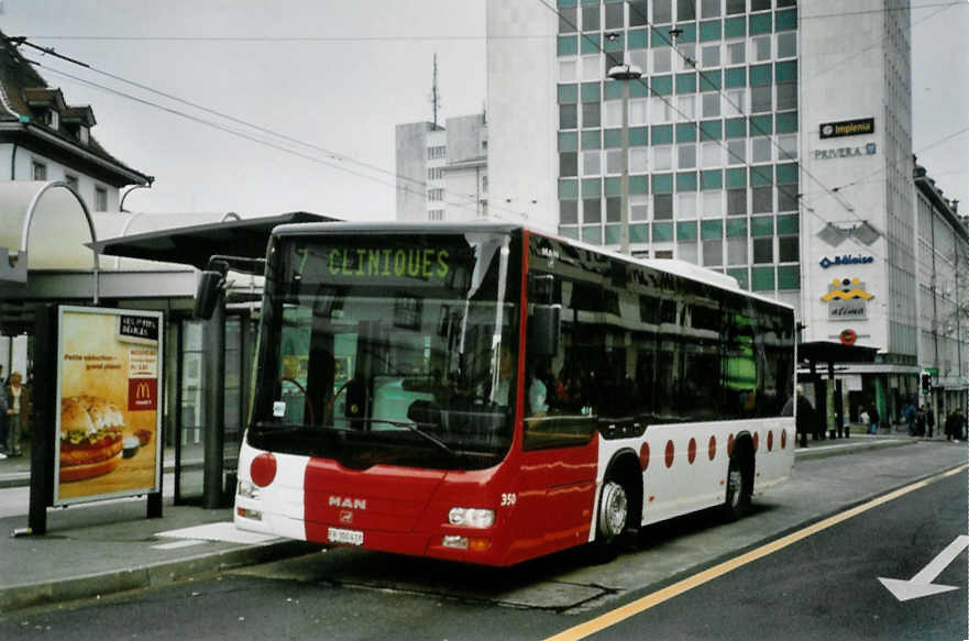 (100'531) - TPF Fribourg - Nr. 350/FR 300'418 - MAN/Gppel am 27. Oktober 2007 beim Bahnhof Fribourg