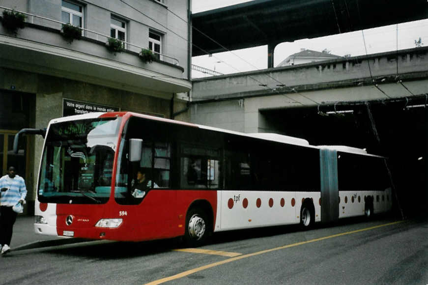 (100'533) - TPF Fribourg - Nr. 594/FR 300'439 - Mercedes am 27. Oktober 2007 beim Bahnhof Fribourg