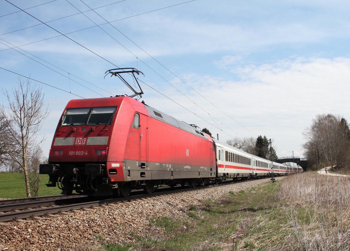 101 002-4 schiebend an einem IC am 12. April 2015 kurz vor bersee am Chiemsee.