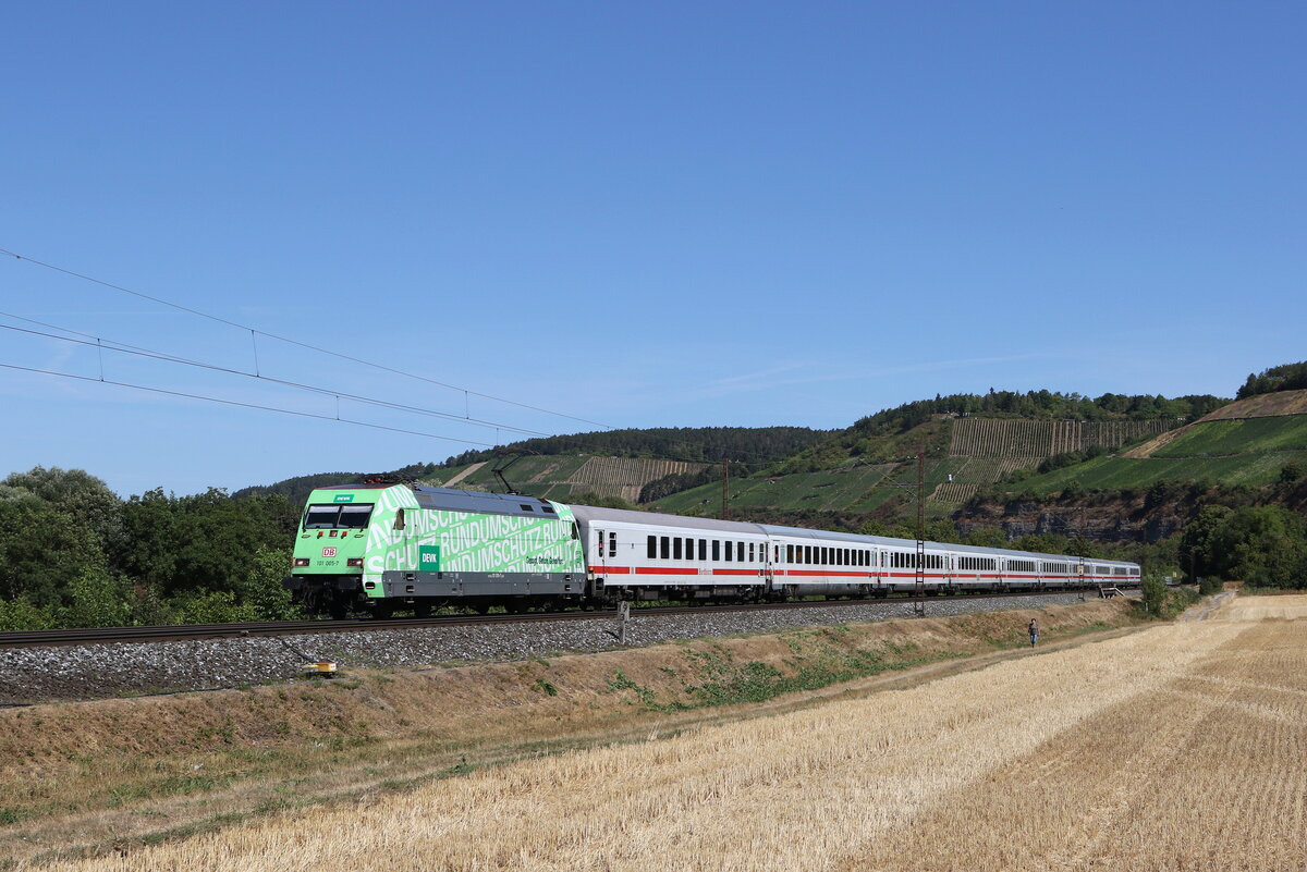 101 005  DEVK  mit dem  IC Knigssee  auf dem Weg nach Wrzburg am 7. August 2022 bei Himmelstadt am Main.