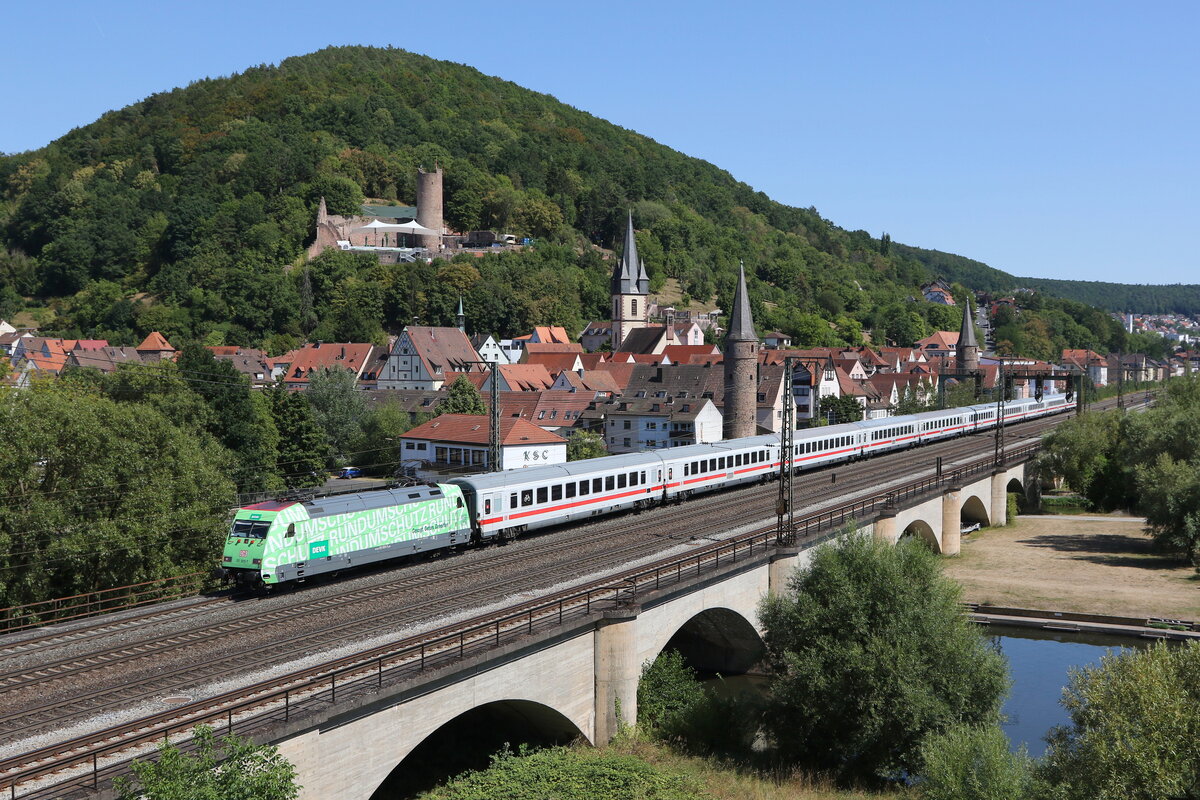 101 005  DEVK  mit dem IC Knigssee am 8. August 2022 in Gemnden am Main.