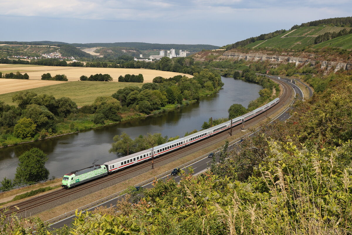 101 005  DEVK  war am 5. August 2022 mit dem  IC Knigssee  bei Himmelstadt in Richtung Wrzburg unterwegs.