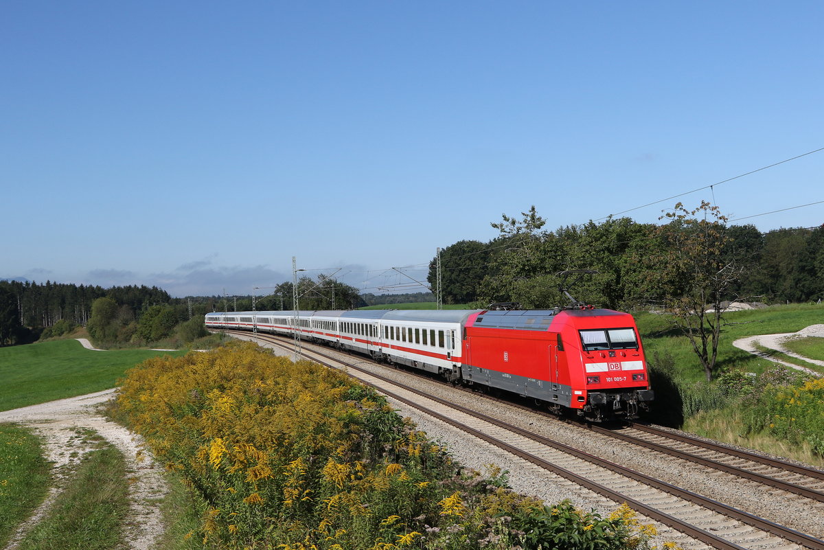 101 005 schiebend in Richtung Mnchen an einem EC am 9. September 2020 bei Grabensttt.