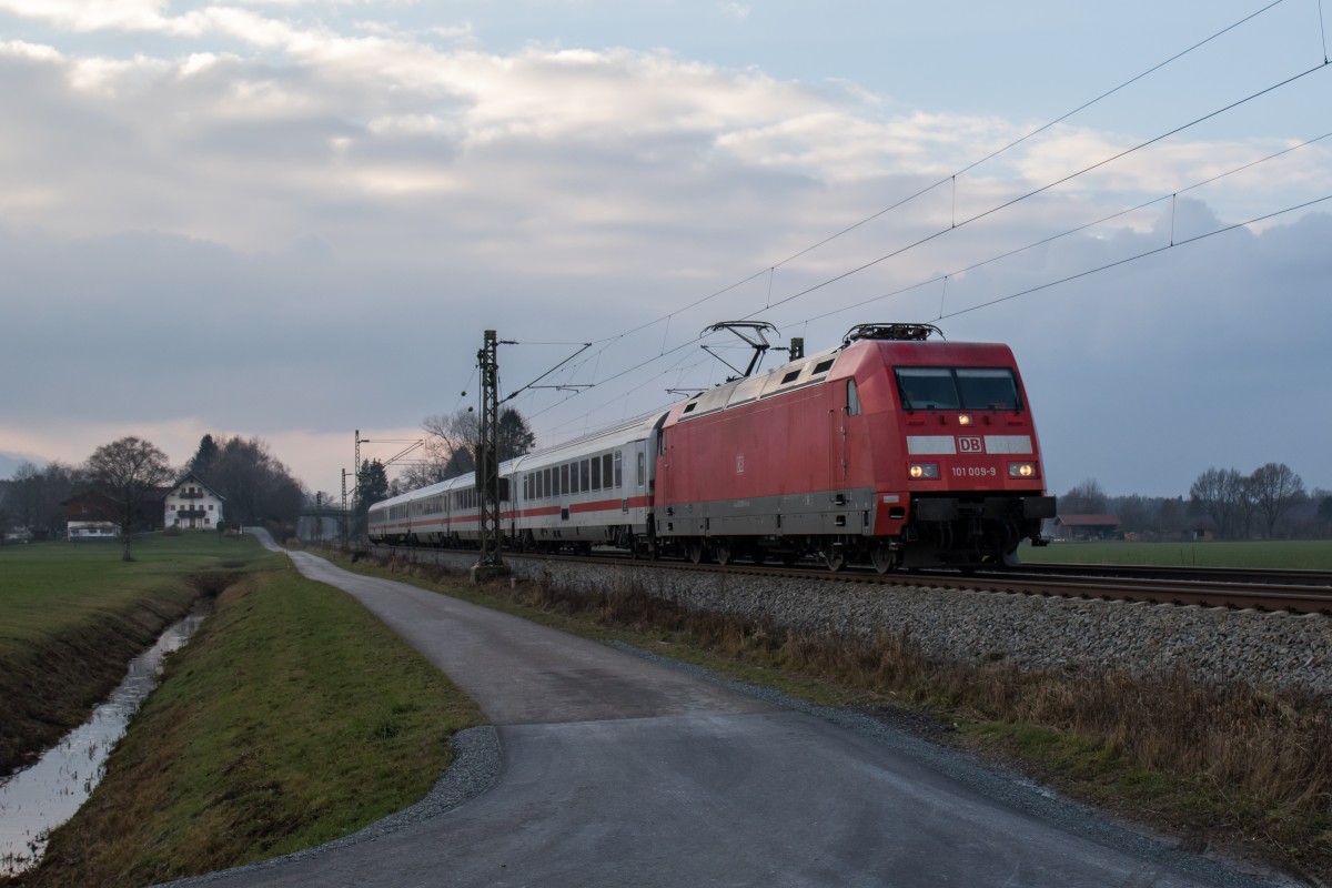 101 009-9 am spten Nachmittag des 27. November 2015 bei bersee am Chiemsee.