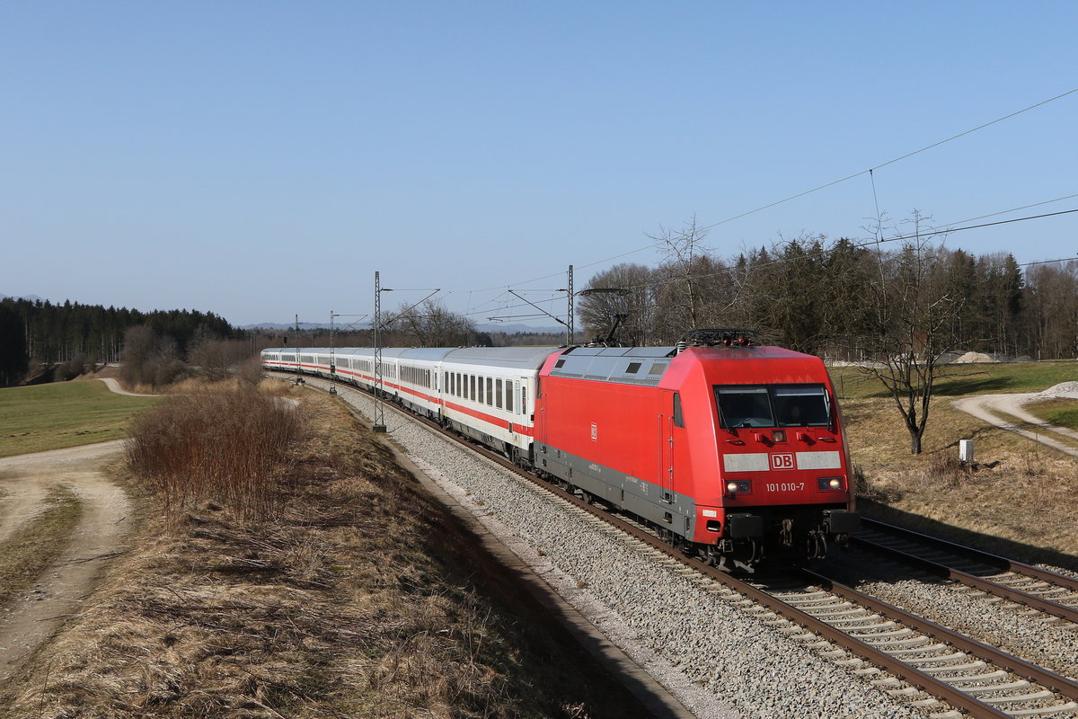 101 010 auf dem Weg nach Freilassing. Aufgenommen am 25. Februar 2021 bei Grabensttt im Chiemgau.