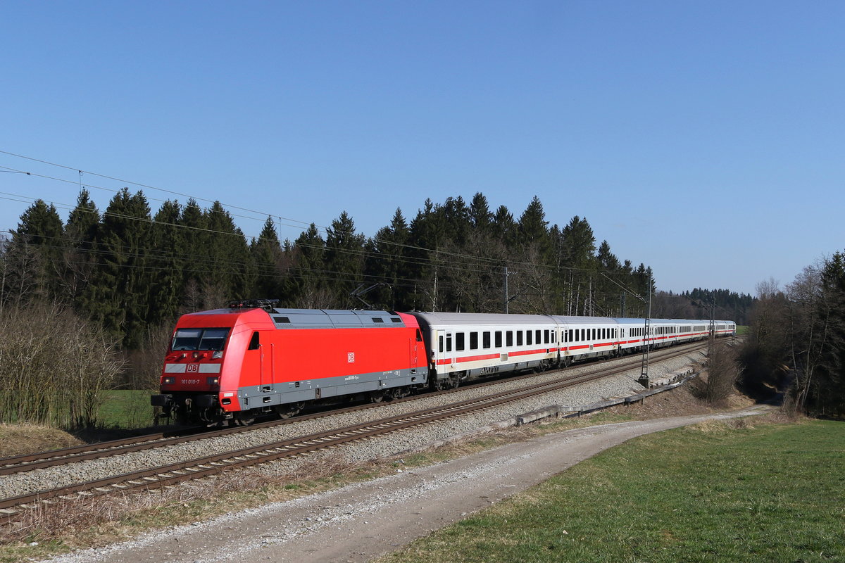 101 010 mit einem EC aus Salzburg kommend am 18. Mrz 2020 bei Grabensttt im Chiemgau.