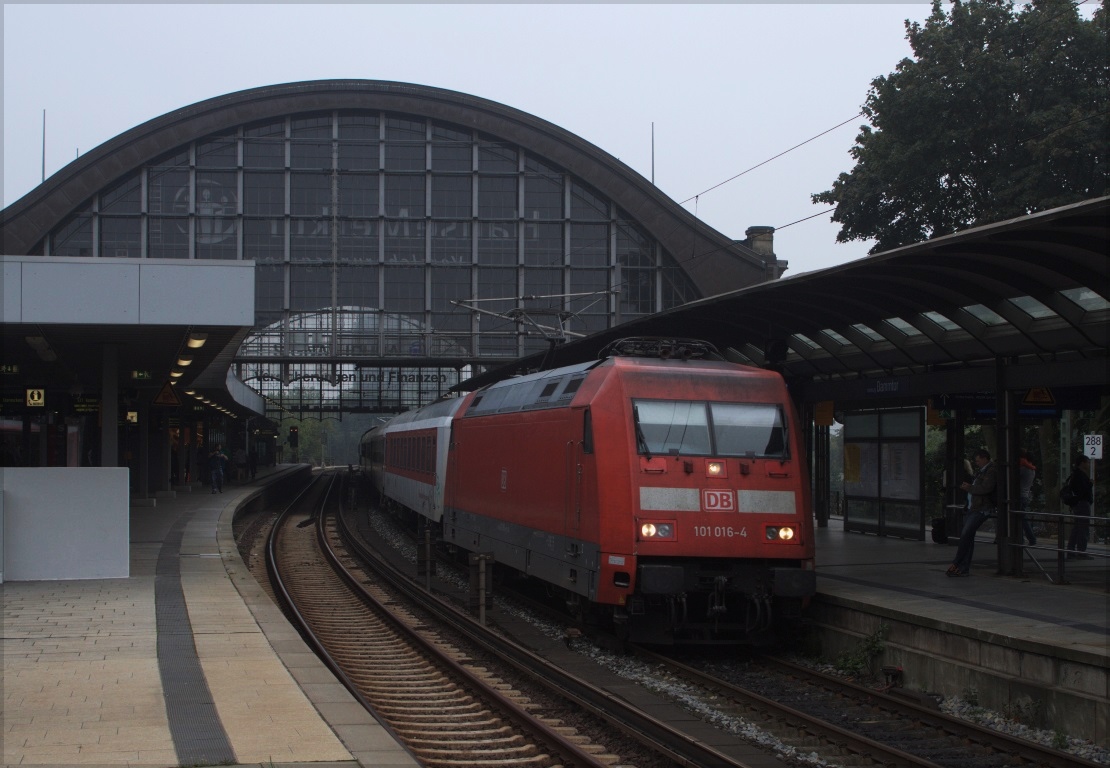 101 016 mit CNL 478 ( Komet ) von Zürich HB nach Hamburg Altona am 07.09.14 in Hamburg Dammtor