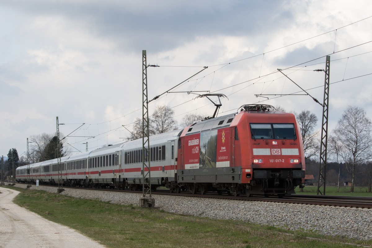 101 017-2 ist am 5. April 2015 mit einem IC bei bersee in Richtung Salzburg unterwegs.