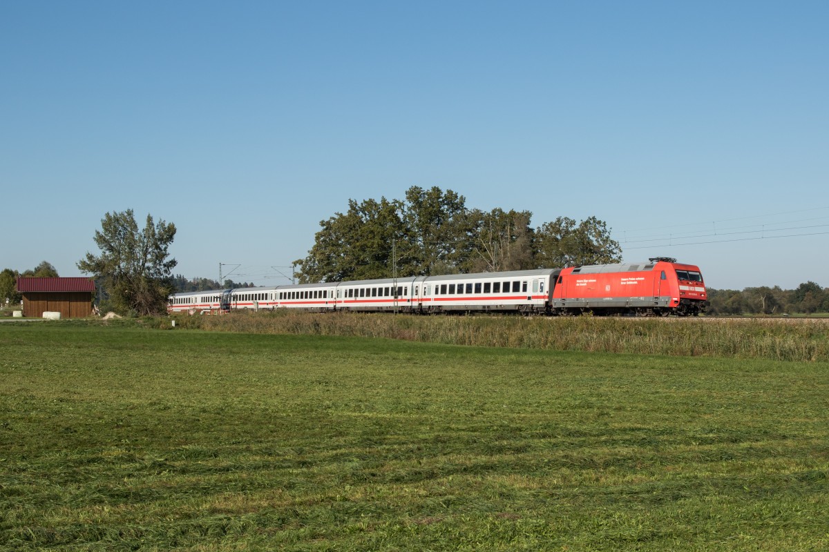 101 020-6 auf dem Weg nach Salzburg am 1. Oktober 2015 bei Weisham.