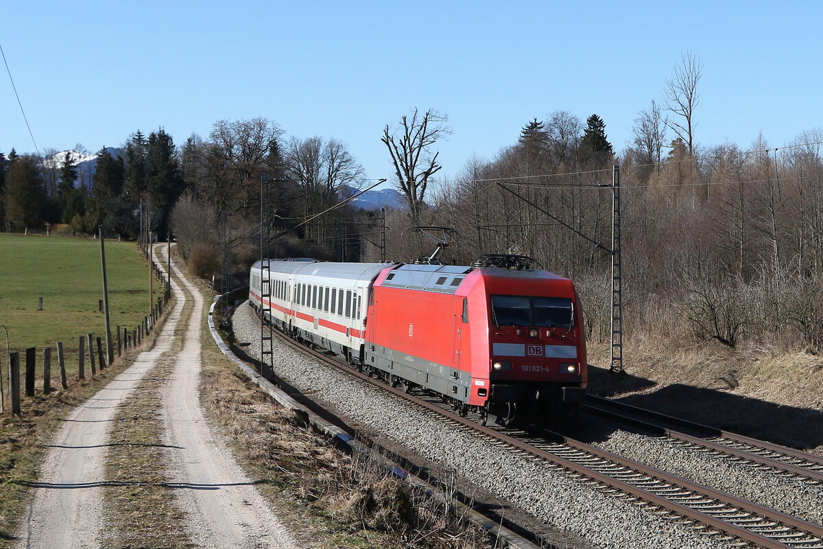 101 021 aus Mnchen kommend am 10. Februar 2022 bei Grabensttt im Chiemgau.