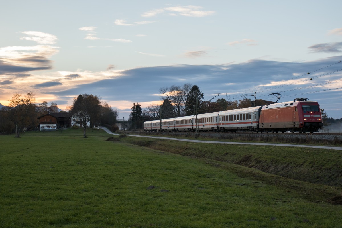 101 024-8 am spten Nachmittag des 6. November 2015 bei bersee am Chiemsee.