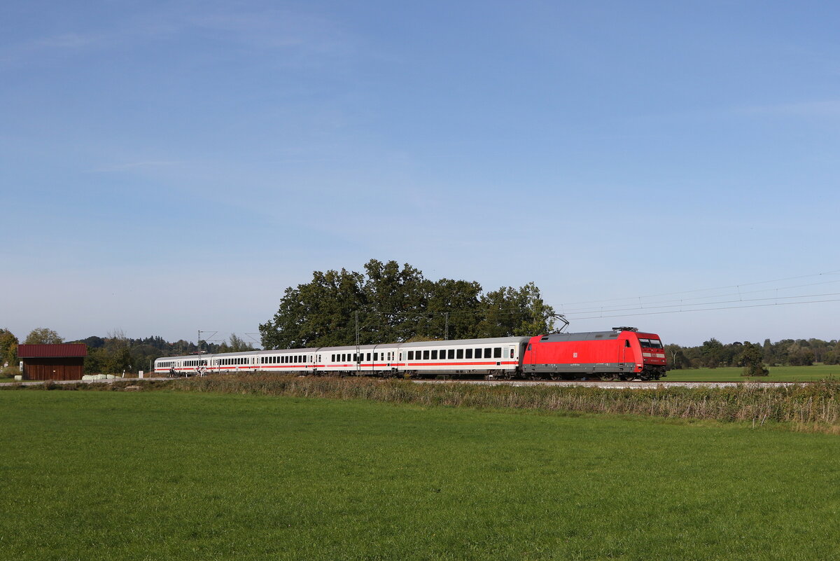 101 026 mit dem  IC Knigssee  auf dem Weg nach Freilassing. Aufgenommen am 2. Oktober 2021 bei Bernau am Chiemsee.