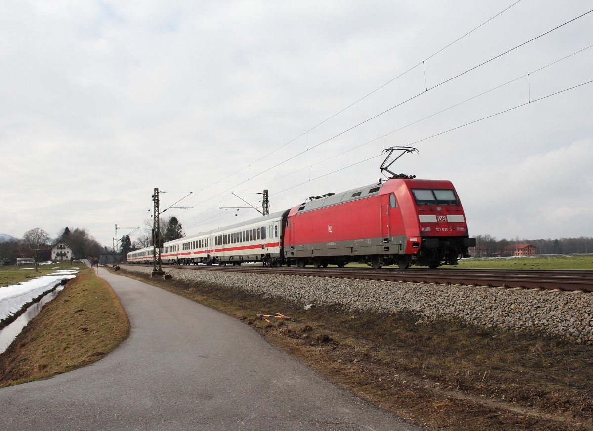 101 030-5 schiebend im Einsatz am 28. Februar 2015 bei bersee.