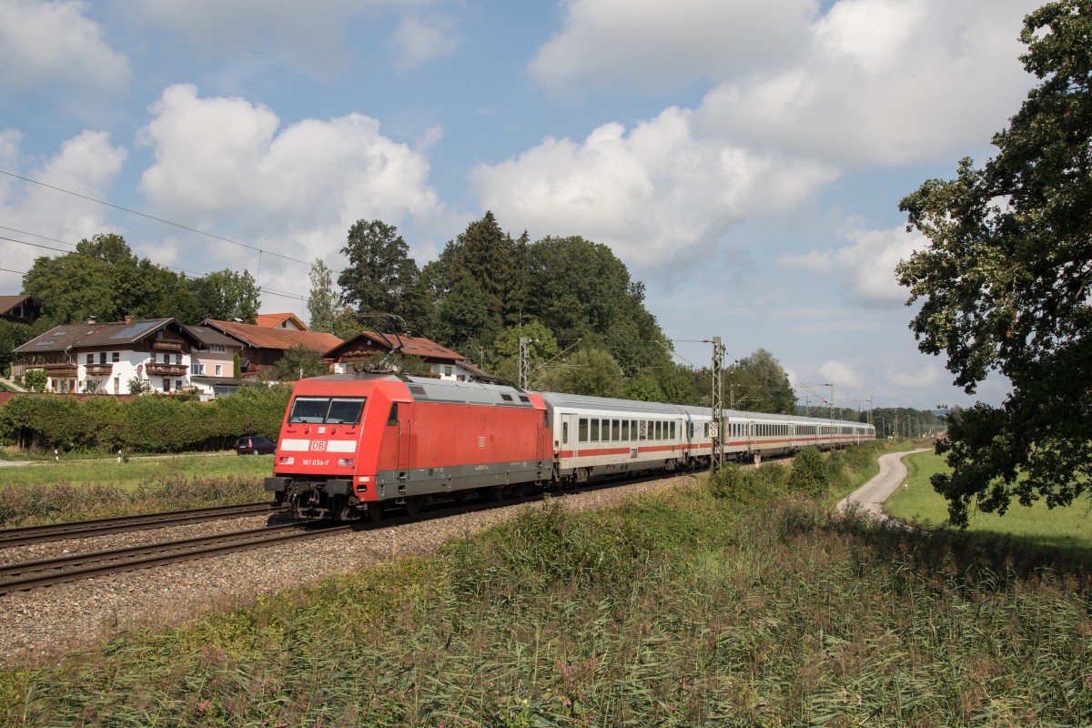 101 034-7 schiebend an einem EC am 18. August 2015 bei Weisham.