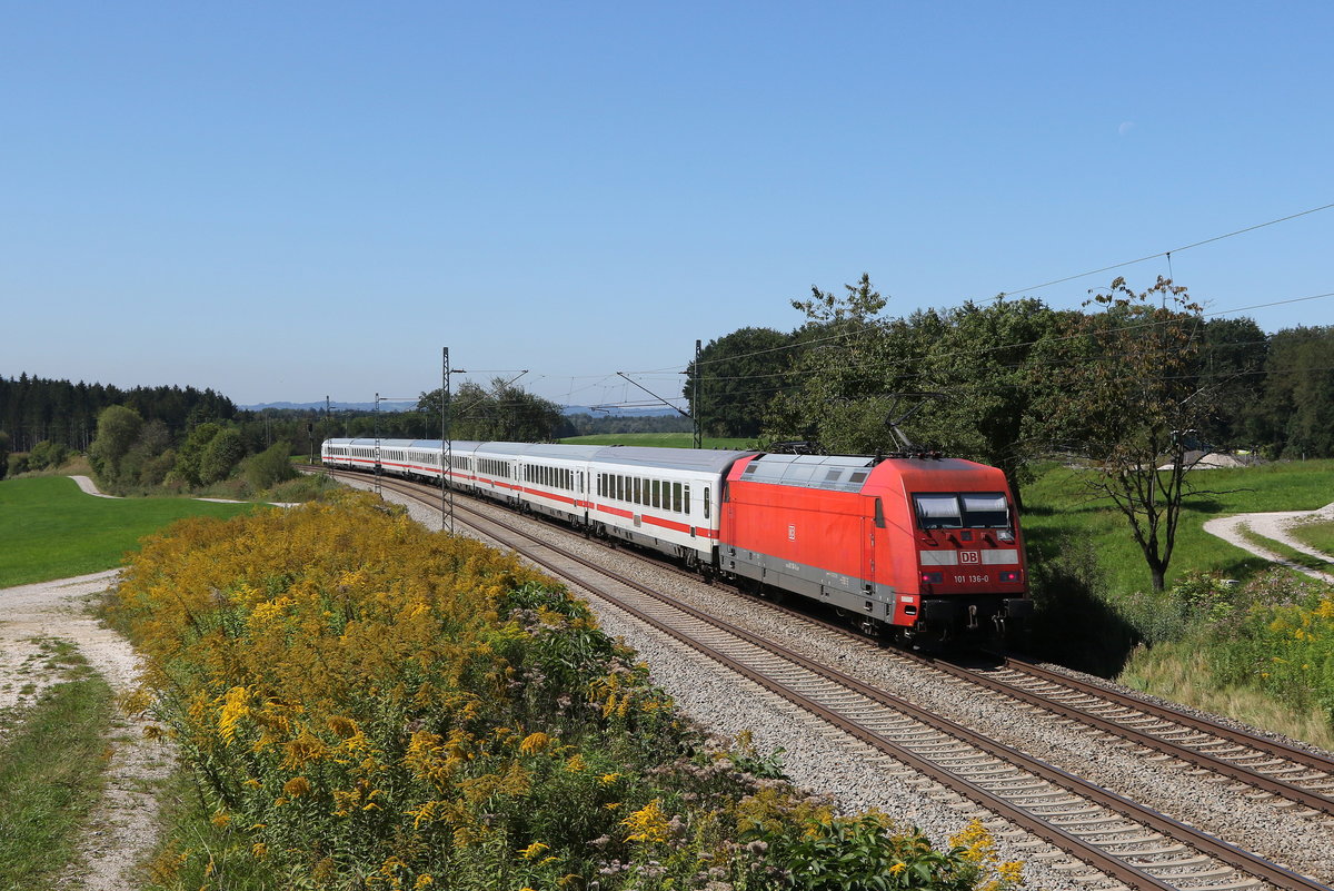 101 036 schiebend an einem  EC  am 9. September 2020 bei Grabensttt im Chiemgau.