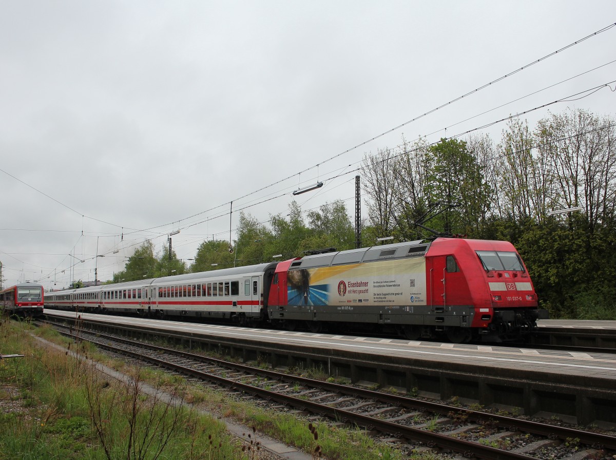 101 037-0  Eisenbahner mit Herz  schiebend an einem IC am 1. Mai 2015 im Bahnhof von Prien am Chiemsee.