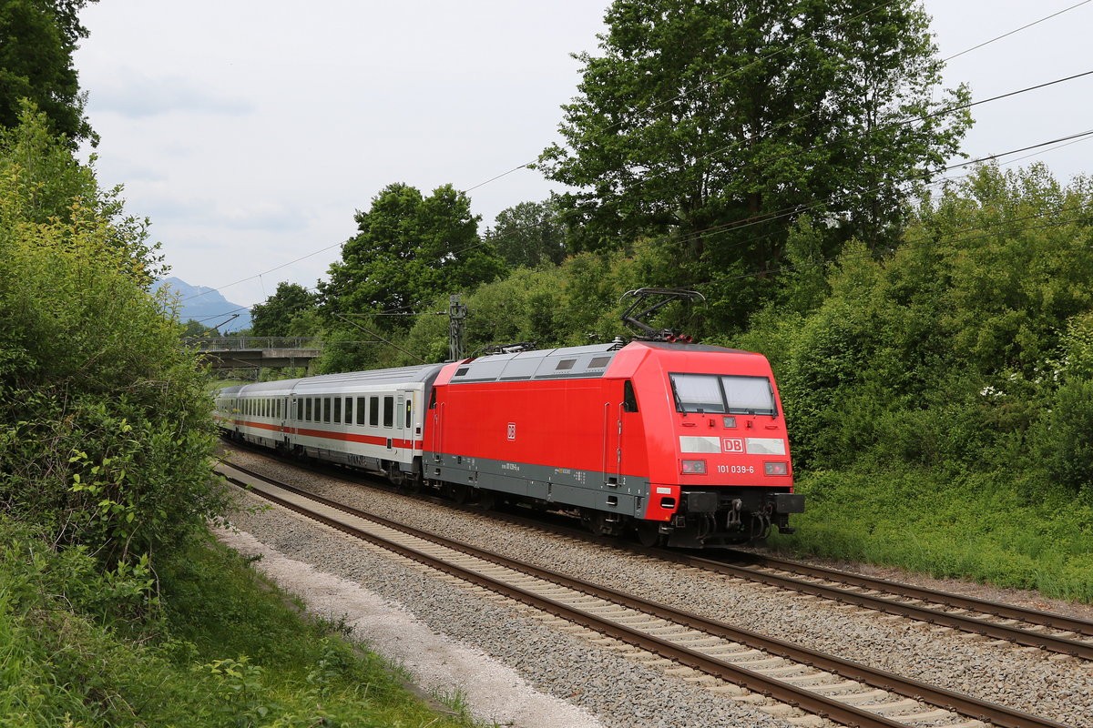 101 039 am 22. Mai 2020 bei Grabensttt im Chiemgau.