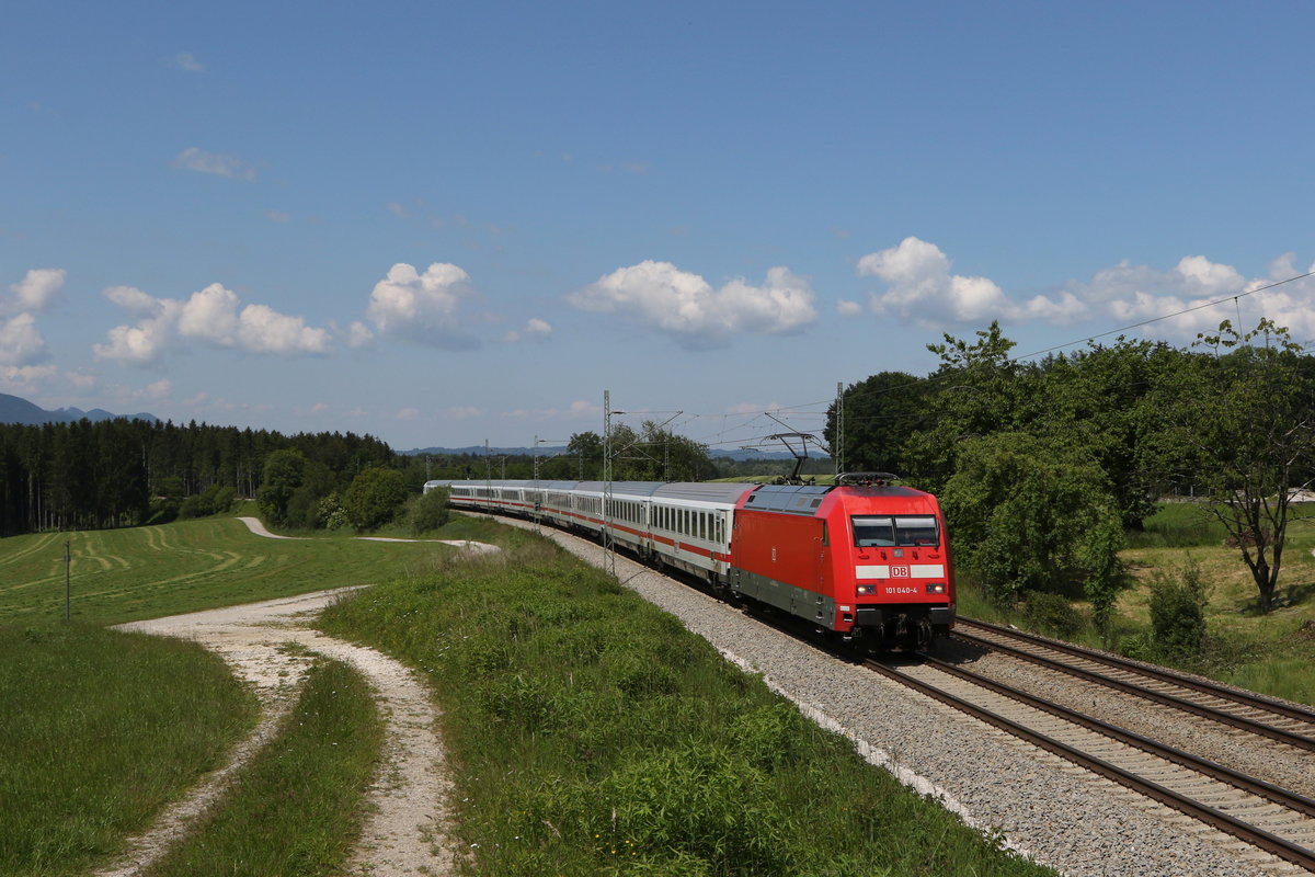 101 040 mit einem  EC  am 2. Juni 2020 bei Grabensttt.