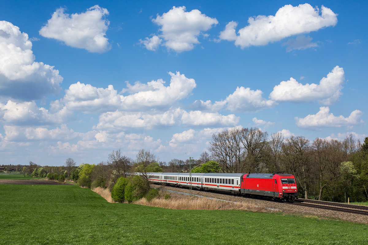 101 041 aus Mnchen kommend am 10. April 2017 bei Hilperting.