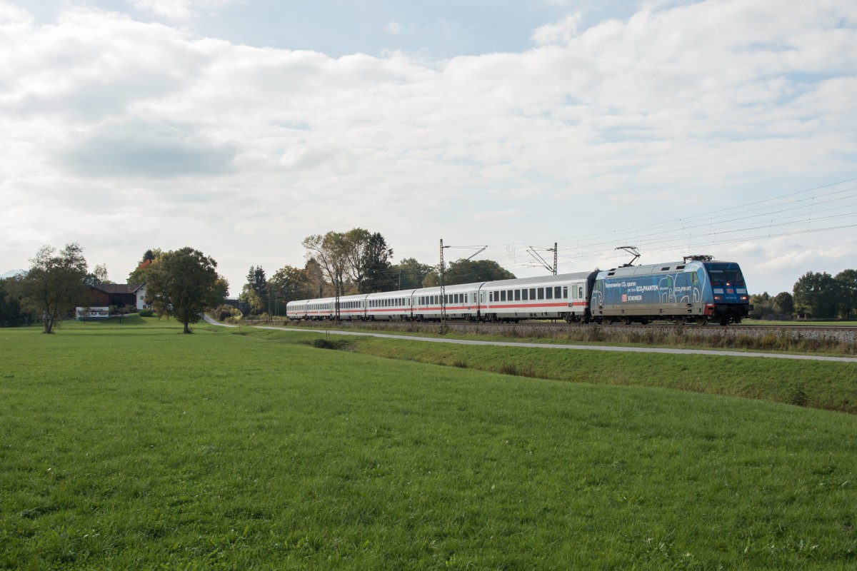 101 042-0 der  ECOPHANT  am 9. Oktober 2015 aus Mnchen kommend bei bersee am Chiemsee.