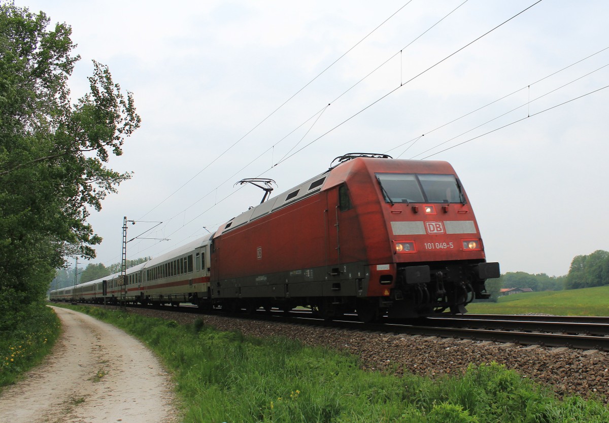 101 049-5 war am 17. Mai 2013 bei bersee auf dem Weg nach Salzburg.