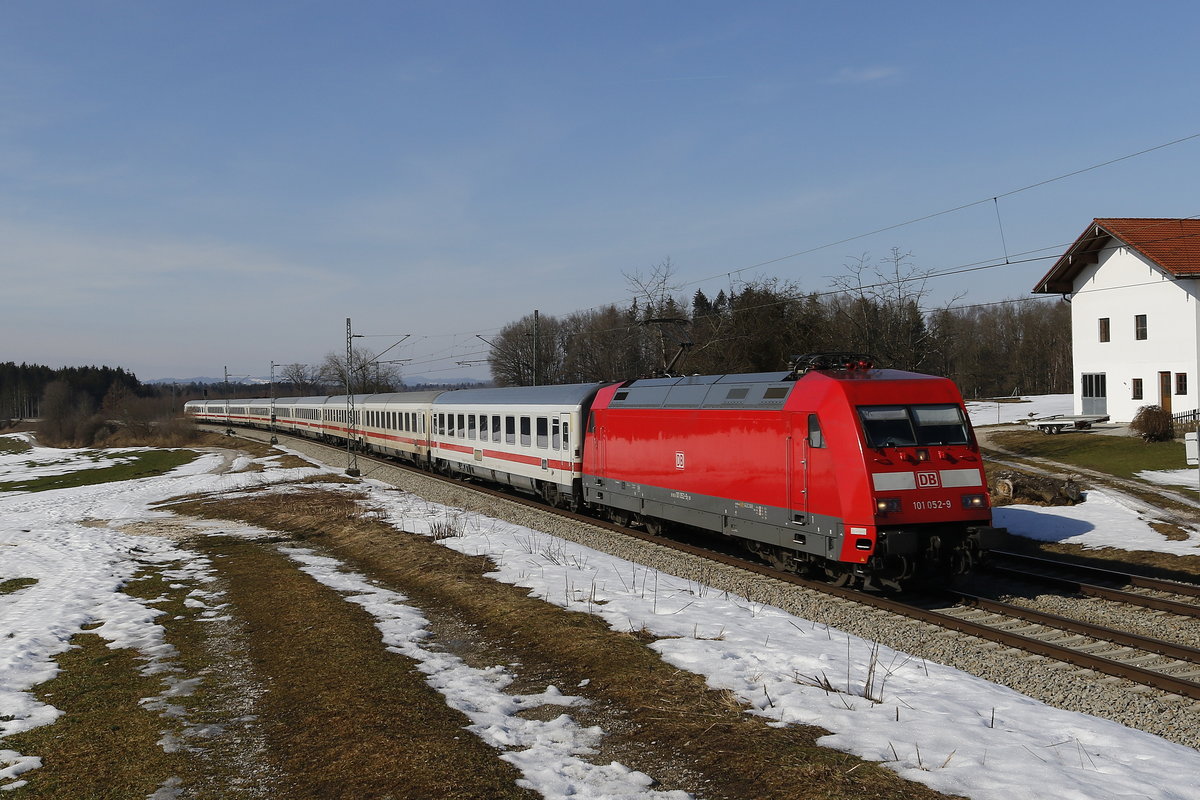 101 052 mit einem EC auf dem Weg nach Salzburg. Aufgenommen am 23. Februar 2019 bei Htt.