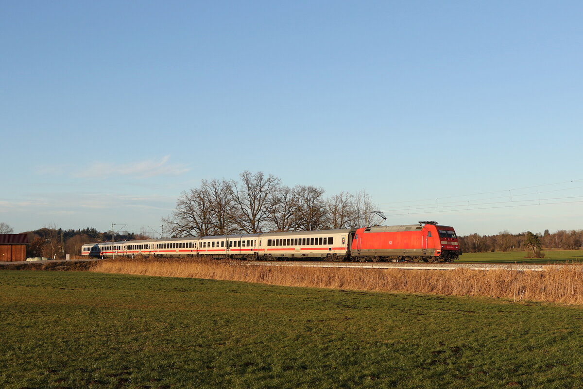 101 055 mit dem  IC Knigssee  am 31. Dezember 2021 bei Bernau am Chiemsee.