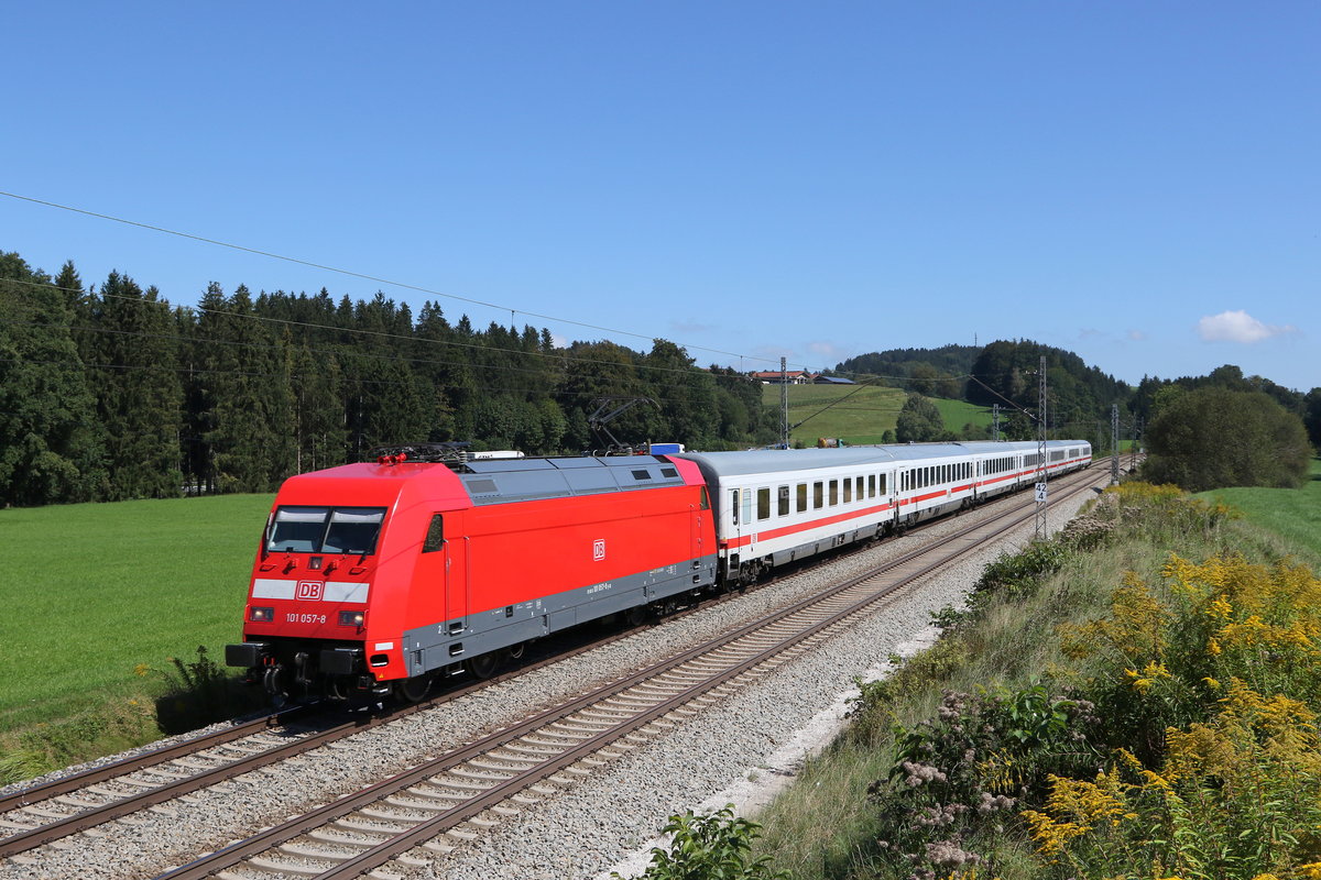 101 057 aus Salzburg kommend am 9. September 2020 bei Grabensttt im Chiemgau.