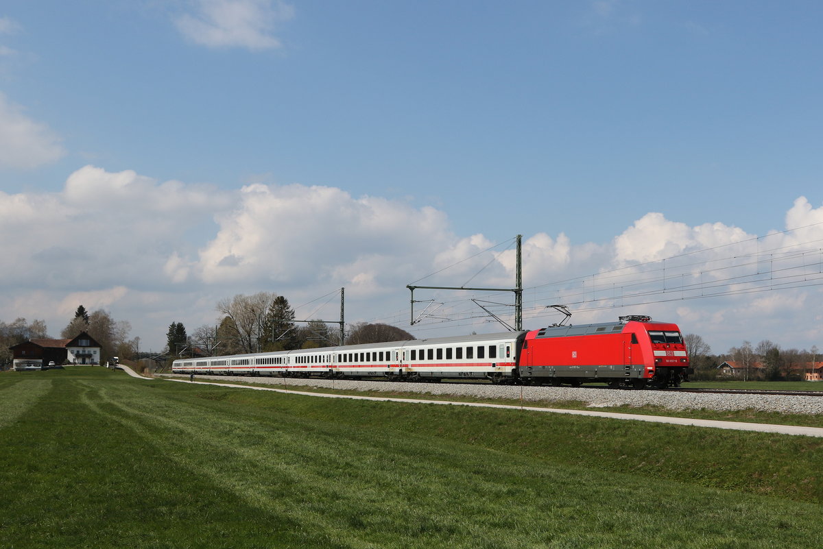 101 057 war am 16. April 2021 schiebend an einem  EC  in Richtung Mnchen im Einsatz. Aufgenommen bei bersee am Chiemsee.