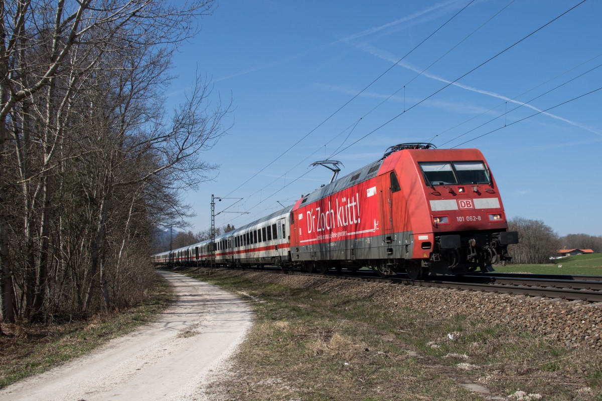 101 062-8  D´r Zoch kütt!  am 8. April 2015 von München kommend bei Übersee am Chieme.