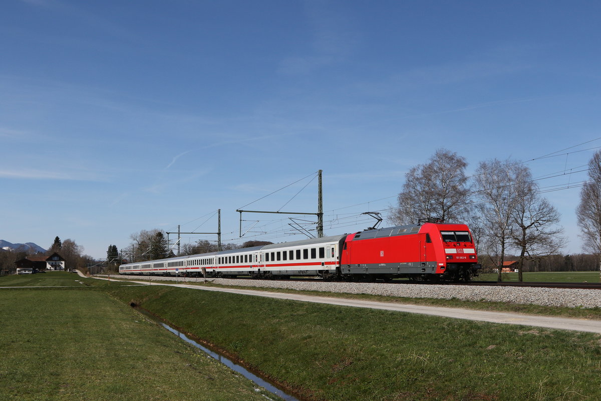 101 062 aus Mnchen kommend am 9. April 2021 bei bersee am Chiemsee.