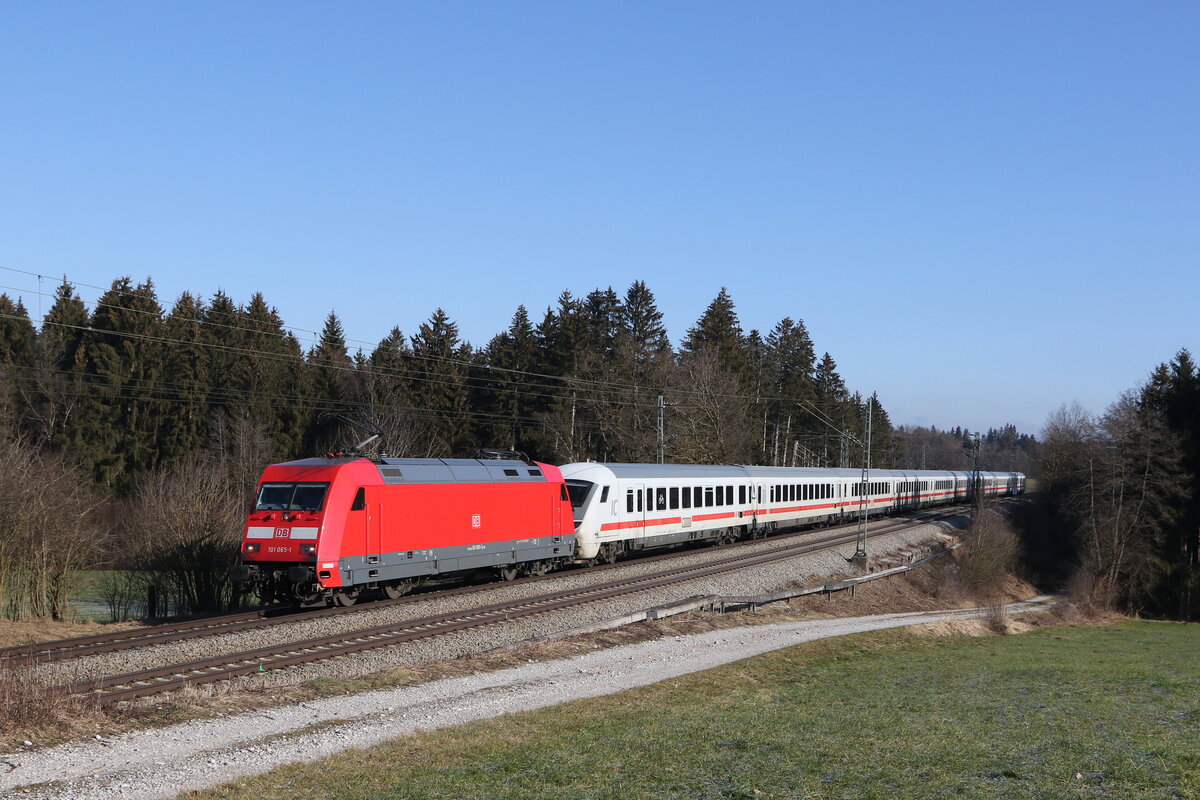 101 065 vor defektem Steuerwagen am 8. Februar 2023 bei Sossau.