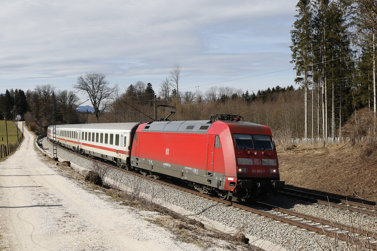 101 065 war mit einem EC am 3. Mrz 2019 bei Grabensttt in Richtung Salzburg unterwegs.