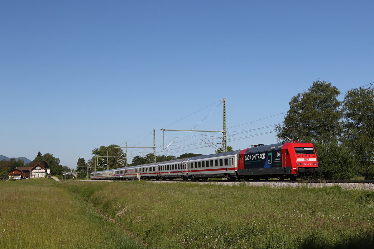 101 068 war am 31. Mai 2021 bei bersee am Chiemsee schiebend in Richtung Mnchen unterwegs.