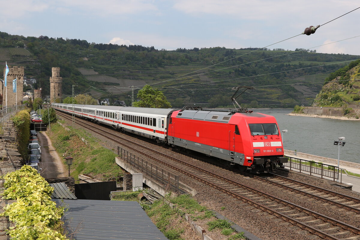 101 069 war am 2. Mai 2022 schiebend an einem  EC  bei Oberwesel in Richtung Koblenz unterwegs.