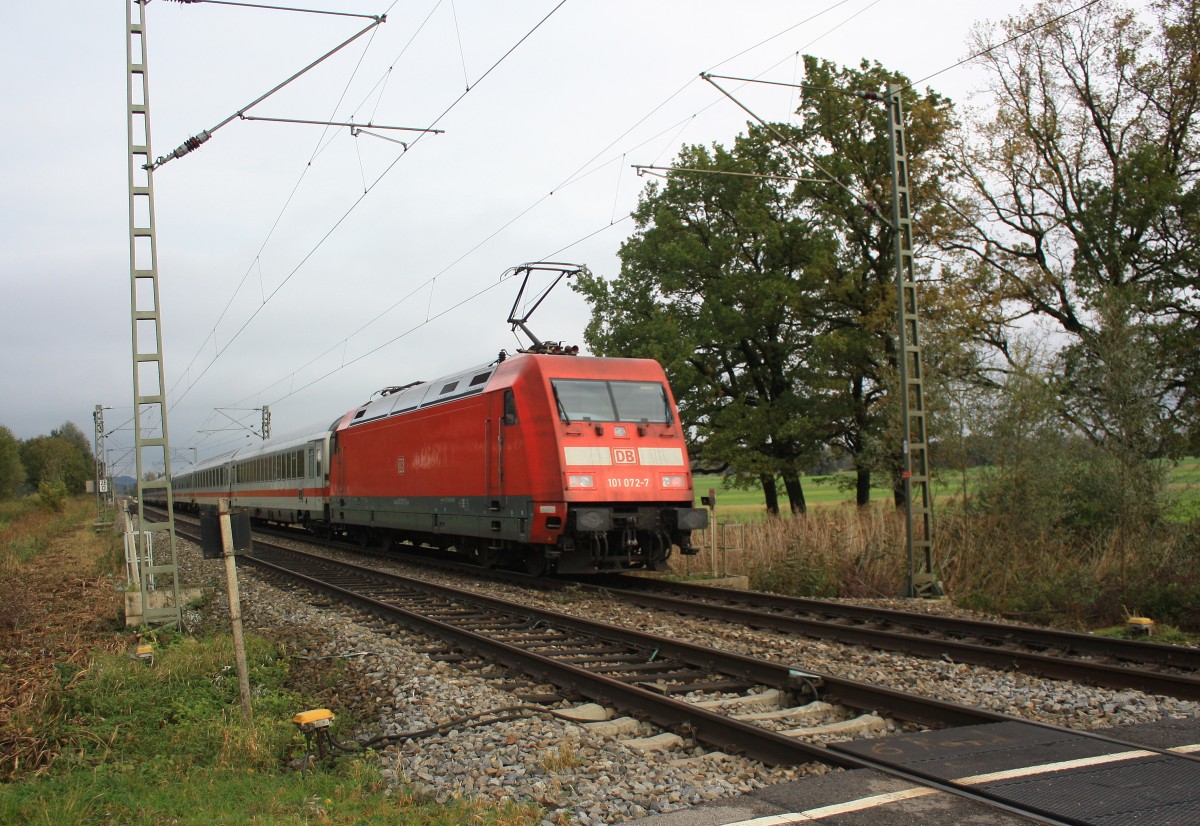 101 072-7 war am 24. Oktober 2014 bei Weisham schiebend in Richtung Mnchen im Einsatz.