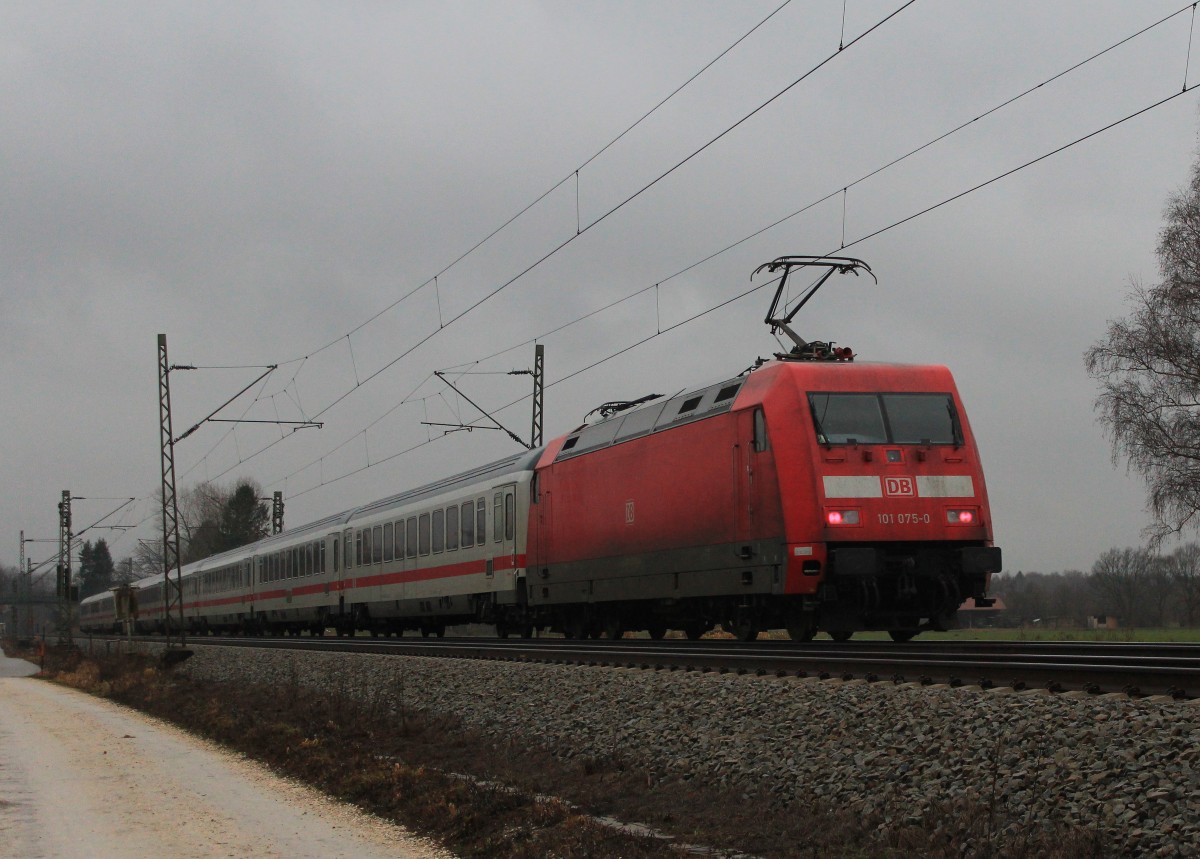 101 075-0 am Zugende eine EC am 28. Dezember 2012 bei bersee.